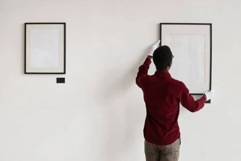 Des murs intacts et une décoration changeante grâce aux cimaises