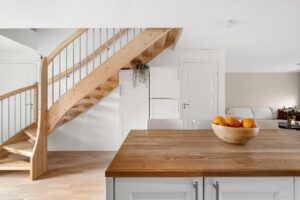 Conseils pour décorer une cage d'escalier haute avec du papier peint