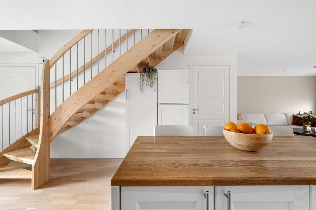 Conseils pour décorer une cage d'escalier haute avec du papier peint