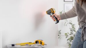 Comment bien choisir un détecteur de métaux mural pour vos travaux déco ?