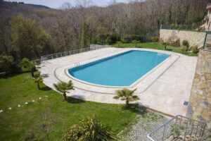 Piscine coque polyester : une option esthétique et durable pour aménager votre espace extérieur
