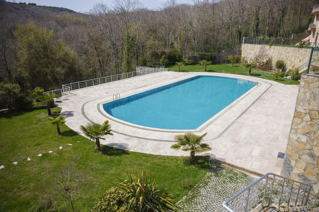 Piscine coque polyester : une option esthétique et durable pour aménager votre espace extérieur